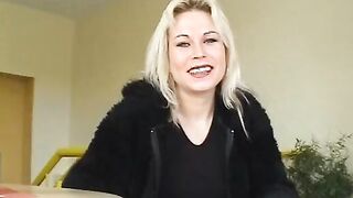 Blonde Russin verbrennt sich die Muschi