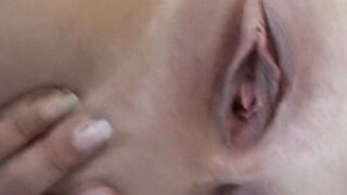 Blondine into Unterwaesche blaesst sinnlich