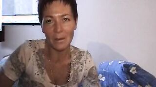 Kurzhaarige Cougar wird vom Kammeramann gefistet