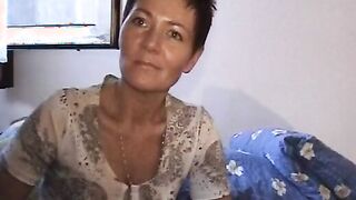 Kurzhaarige Cougar wird vom Kammeramann gefistet