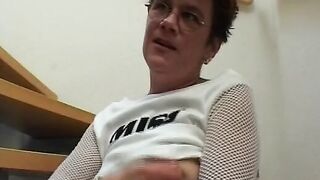 Zierliche Cougar laesst riesen Sex Toy verschwinden