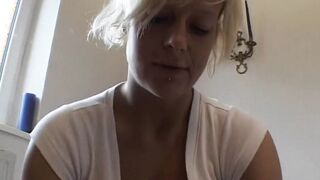 Volle Blondine hat weinflasche into der Moese