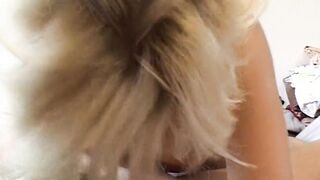 Volle Blondine hat weinflasche into der Moese
