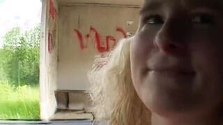 Blondine am Strassenrand aufgerissen und durch gefickt