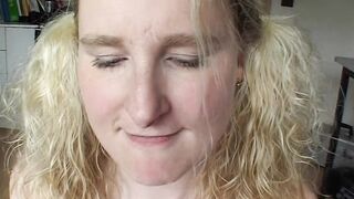 Blondine am Strassenrand aufgerissen und durch gefickt