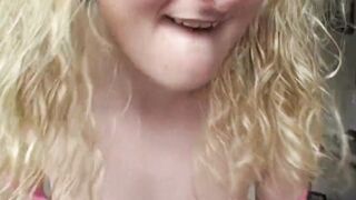 Blondine am Strassenrand aufgerissen und durch gefickt