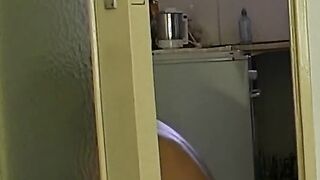 Blondine fickt und saugt fuer ein paar euros