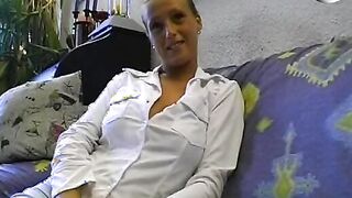Blonde Drecksau auf der Couch gefingert