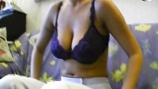 Blonde Drecksau auf der Couch gefingert