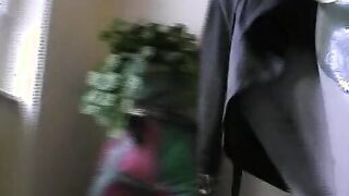 Blonde Drecksau auf der Couch gefingert