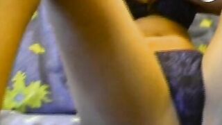 Blonde Drecksau auf der Couch gefingert