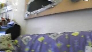 Blonde Drecksau auf der Couch gefingert