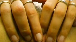 Blonde Drecksau auf der Couch gefingert