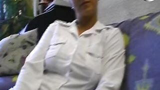 Blonde Drecksau auf der Couch gefingert