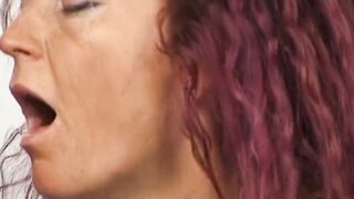 Rothaarige Friseuse geleckt und gefickt