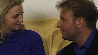Junge Blonde zum Dildotest ueberredet