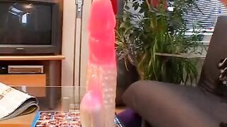 Hispanic mit dem neuen Sex Toy von Eis gefistet