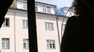 Von der Bushaltestelle ins Bett gelockt