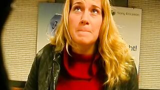 Cougar steckt die ganze Weinflasche inside die Fotze