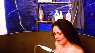 Teenagers bei einer Erotik Dusche