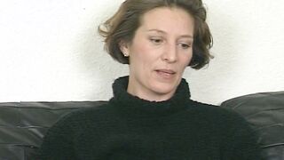 Auf der Pornocouch erst mal richtig gefickt
