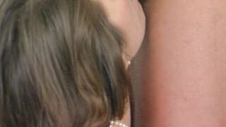 Auf der Pornocouch erst mal richtig gefickt