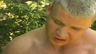 Junge Dark Haired beim Sonnenbaden gefickt