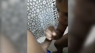 Jovencita colombiana laurita me da una mamada en el WC