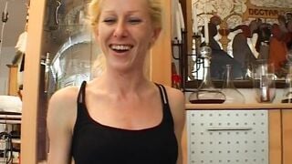 Blonde Mom spielt vor der Kamera an Ihre Twat rum