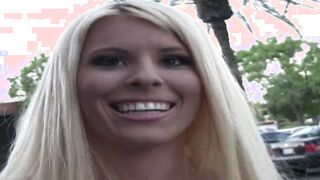 Heisse Blondine mit Mega Titten gefickt