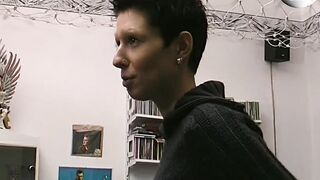 Dark Hair zeigt mir wie sie es sich besorgt
