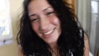 dark hair ist im urlaub gestrandet und braucht geld