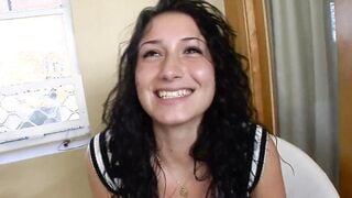 dark hair ist im urlaub gestrandet und braucht geld