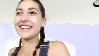Junge Dark Hair hat multiple Orgasmen