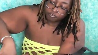 Nookiescookies test out 2 of her favorite sex sex toys