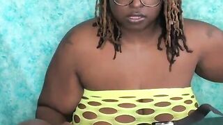 Nookiescookies test out 2 of her favorite sex sex toys