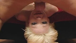 Blonde Schlampe fickt mit jedem Mann auf der party