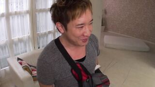 Asiatisches Unterwaeschemodel wird beim shooting gefickt und bekommt crampie