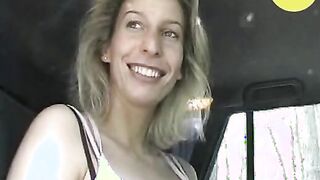Blonde besorgt es sich mit dem Glasdildo im Auto