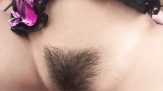 Junge Asiatin massiert sich vor der Kamera die Twat und geht zum Ficken inside die Natur