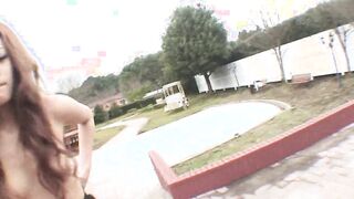 Junge Asiatin massiert sich vor der Kamera die Twat und geht zum Ficken inside die Natur