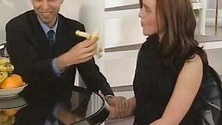 Hardcore die Notgeile auf der Treppe gefickt