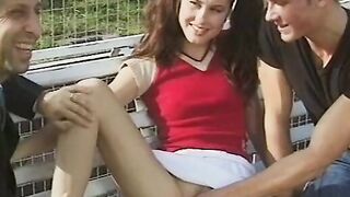 Junges 19 Yo auf dem Tennisplatz gefickt Public