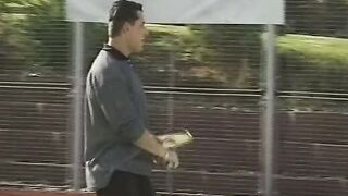 Junges 19 Yo auf dem Tennisplatz gefickt Public