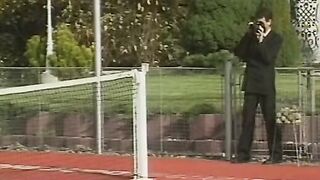 Junges 19 Yo auf dem Tennisplatz gefickt Public