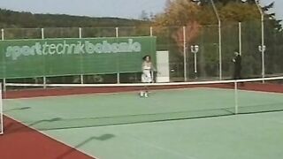 Junges 19 Yo auf dem Tennisplatz gefickt Public