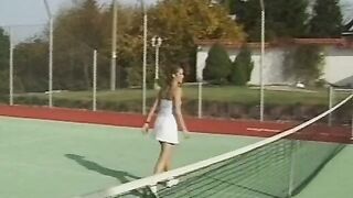 Junges 19 Yo auf dem Tennisplatz gefickt Public