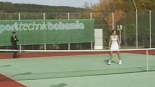 Junges 19 Yo auf dem Tennisplatz gefickt Public