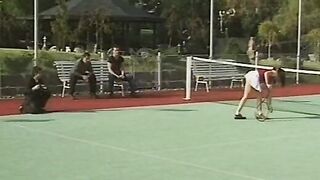 Junges 19 Yo auf dem Tennisplatz gefickt Public