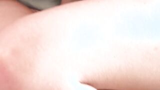 Zwei heisse junge 18 Yo im Bikini lecken sich ihre Pussys